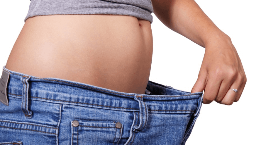 가리비 효능은 다이어트에 도움이 된다. 다이어트에 성공한 여성이 청바지를 입고 자랑하고 있다.