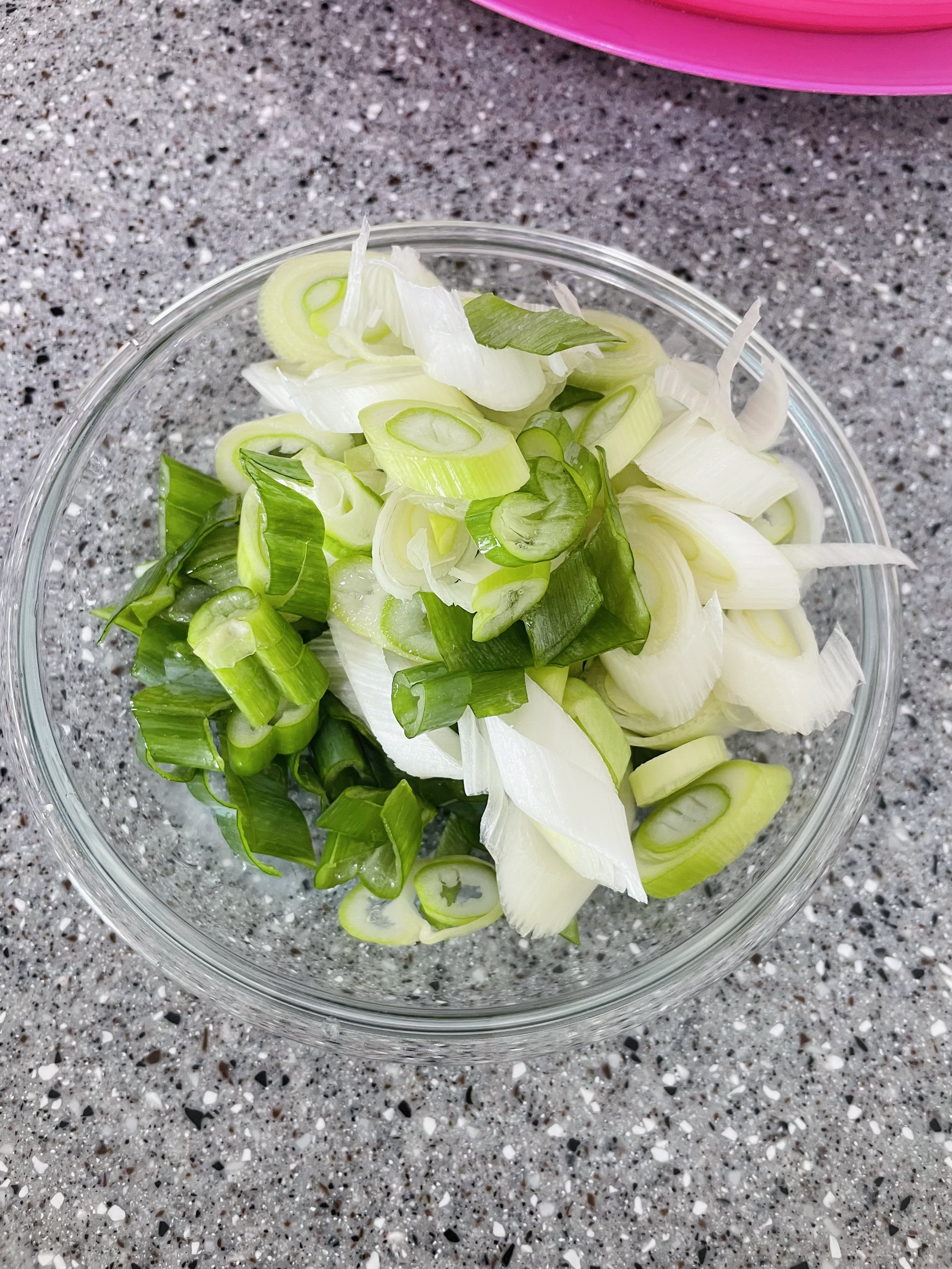 대파를 어슷썰기 한 사진입니다.