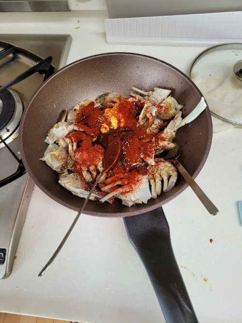 양념과 야채를 다 넣고 비벼주세요