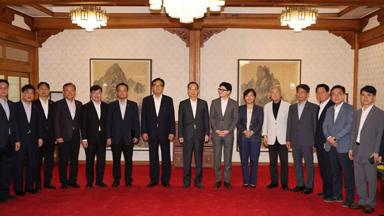 2024년 08월 25일 일요일 오후 열린 고위당정협의회. 한덕수 국무총리, 국민의힘 한동훈 대표, 정진석 대통령 비서실장 등의 기념촬영.