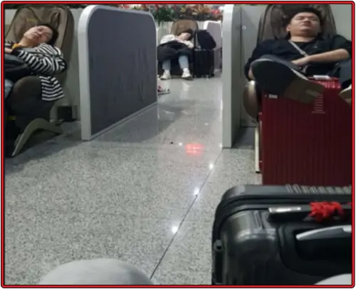 중국-창사-국제공항-안에-있는-휴게소에서-휴식을-취하고-있는-승객들