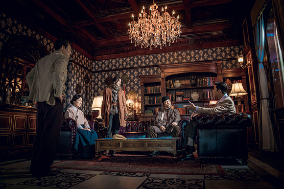 넷플릭스 시리즈 &#39;경성크리처&#39;(연출 정동윤&#44; 극본 강은경)금옥당 비주얼. [사진=넷플릭스]