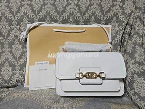 마이클 코어스 (Michael Kors): '젯셋 라이프스타일'을 구현하는 아메리칸 럭셔리