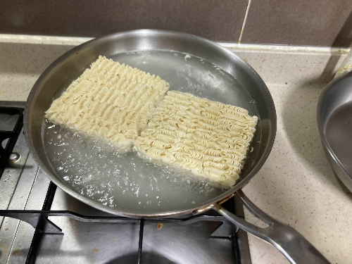 우삼겹 배홍동 비빔면 만들기, 고기 듬뿍 올린 꿀조합