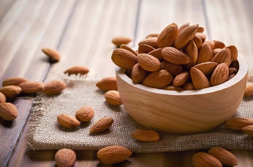 아몬드가 담겨있는 그릇을 보여주는 이미지