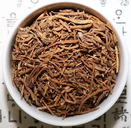 글씨가 인쇄되어 있는 깔판 위에 하얀 그릇을 놓고&#44; 들에 피는 용담초 풀의 뿌리를 잘 세척하여 잘게 썰어서 가득 담아 놓은 사진