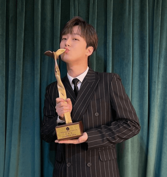 트로피에 뽀뽀하는 이찬원