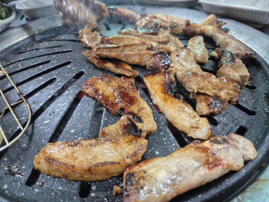 초읍 갈비의 양념돼지갈비의 카라멜색