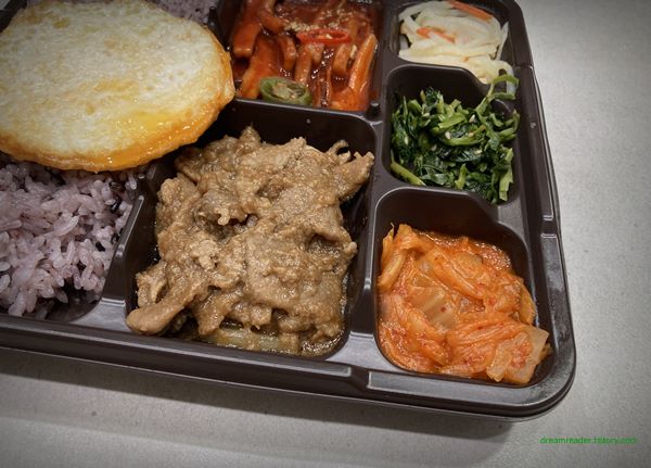 GS25 편의점 혜자로운 집밥 오징어불고기 도시락 2022년 3월 반찬 구성(간장 불고기)