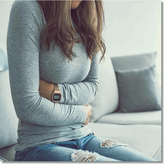 감식초 소화기 건강, 배아픈 여성 사진