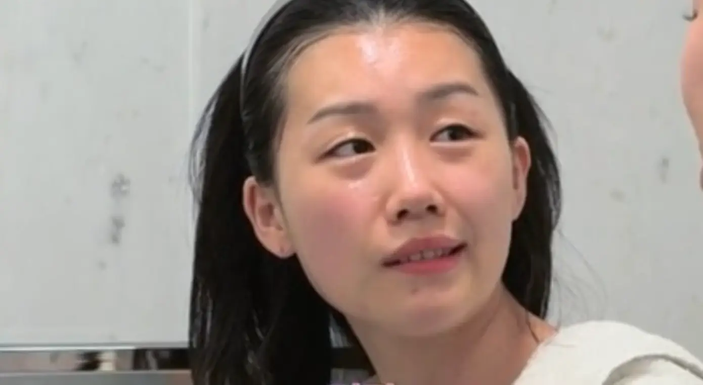 검은 단발머리를 뒤로 한 여자가 짜증내며 우측을 바라보는 모습