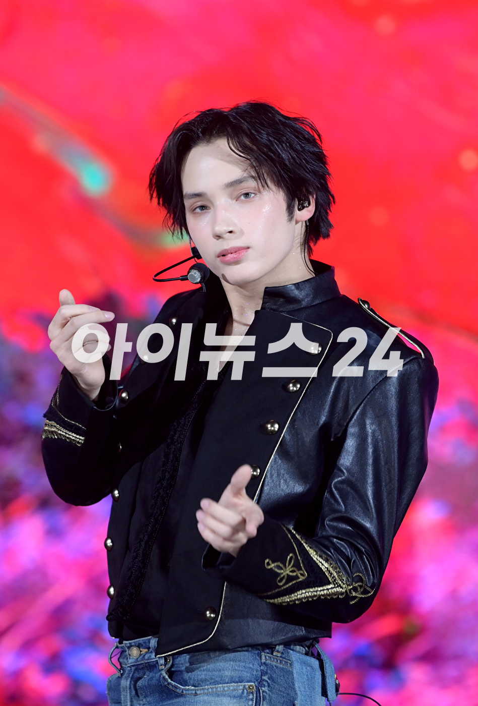 그룹 투모로우바이투게더 휴닝카이가 26일 오후 서울 강남구 코엑스 오디토리움에서 열린 투모로우바이투게더(TOMORROW X TOGETHER, TXT) 미니 5집 '이름의 장: TEMPTATION' 발매 쇼케이스에서 타이틀곡 무대를 선보이고 있다. [사진=정소희 기자]