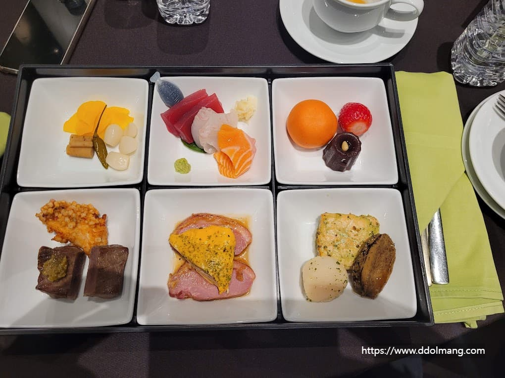 회 쇠고기 디저트 등으로 구성된 점심 도시락