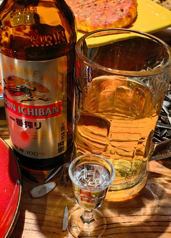 크고작은술이들어있는술잔과음식