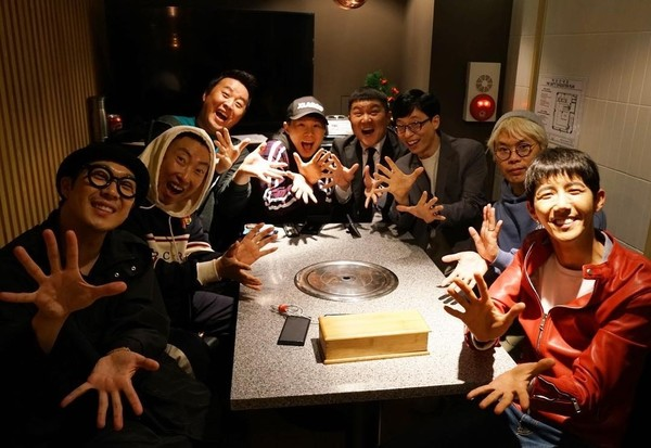 무한도전&rsquo; 종방 1주년 기념 라이브 이후 모인 멤버들의 사진