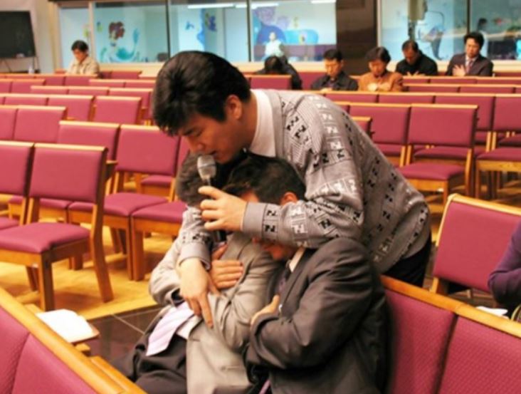 교회에서 목회자로 활동 중인 가수 김종찬 목사