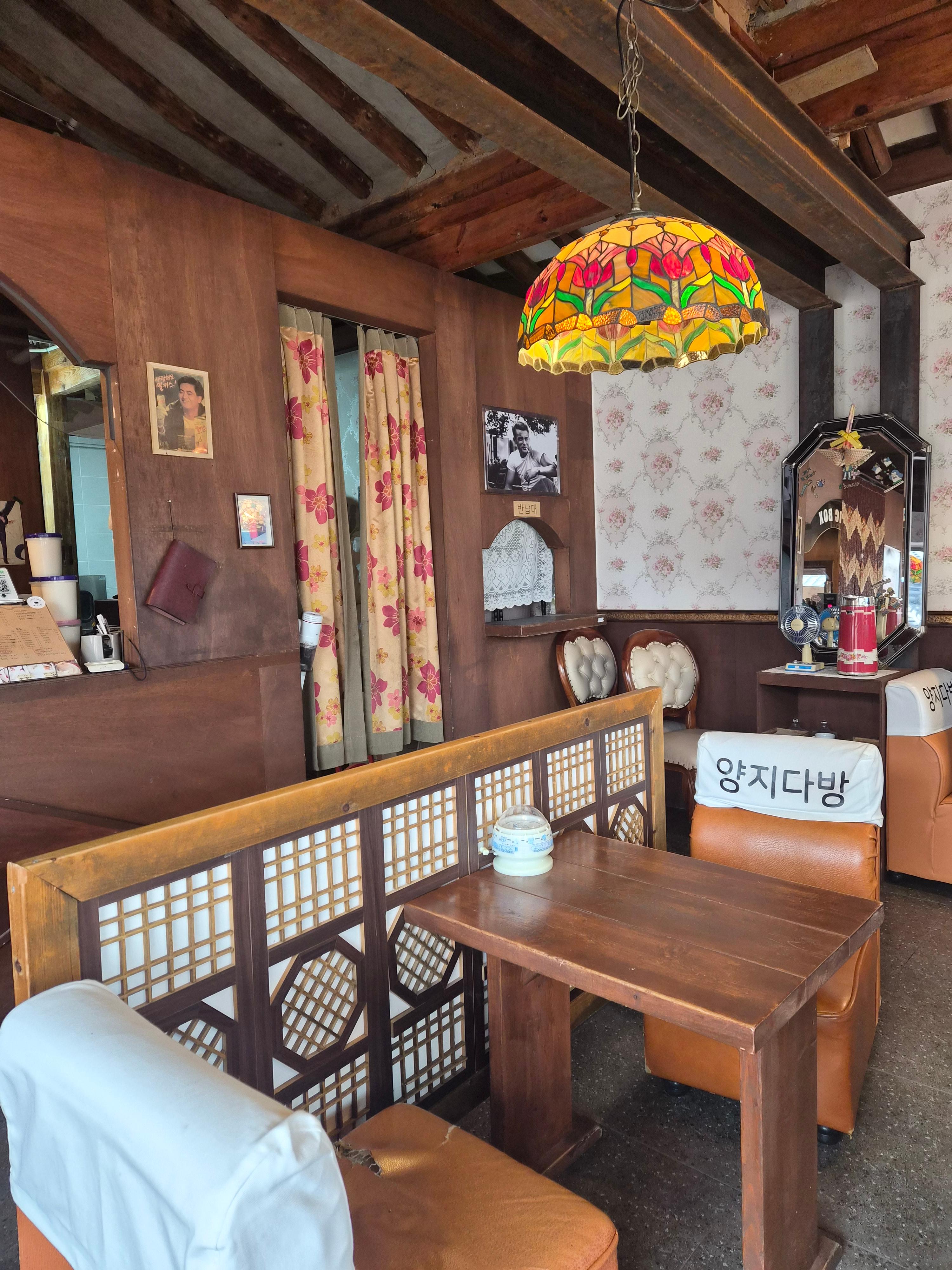 경주 양지다방 내부 분위기, 레트로 감성 인테리어