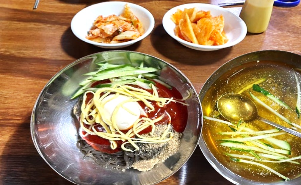 서산 냉면만해유 원조부석냉면 식당의 비빔냉면과 커다란 대접에 담긴 생강 냉면 육수