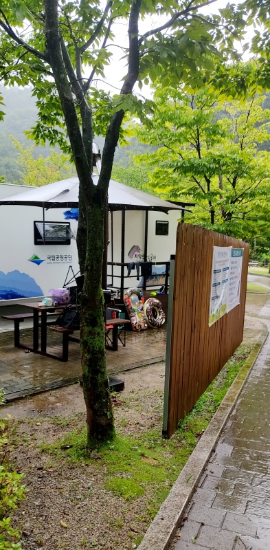 자리가 넓고 가림막으로 아늑한 1번 카라반 모습