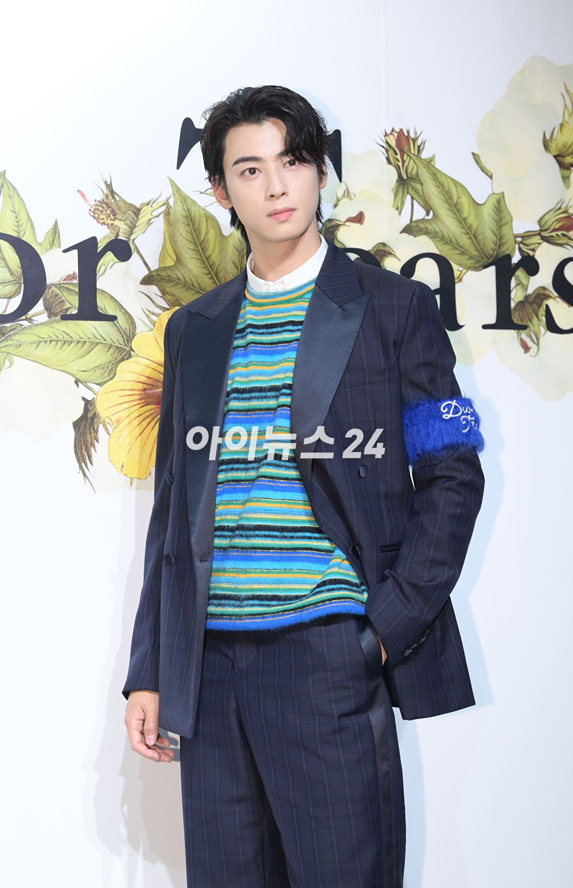 아스트로 차은우가 13일 오후 서울 성동구 성수동 한 스튜디오에서 열린 디올 맨즈 티얼즈 컬렉션 출시 팝업스토어 행사에 참석하고 있다. [사진=정소희 기자]