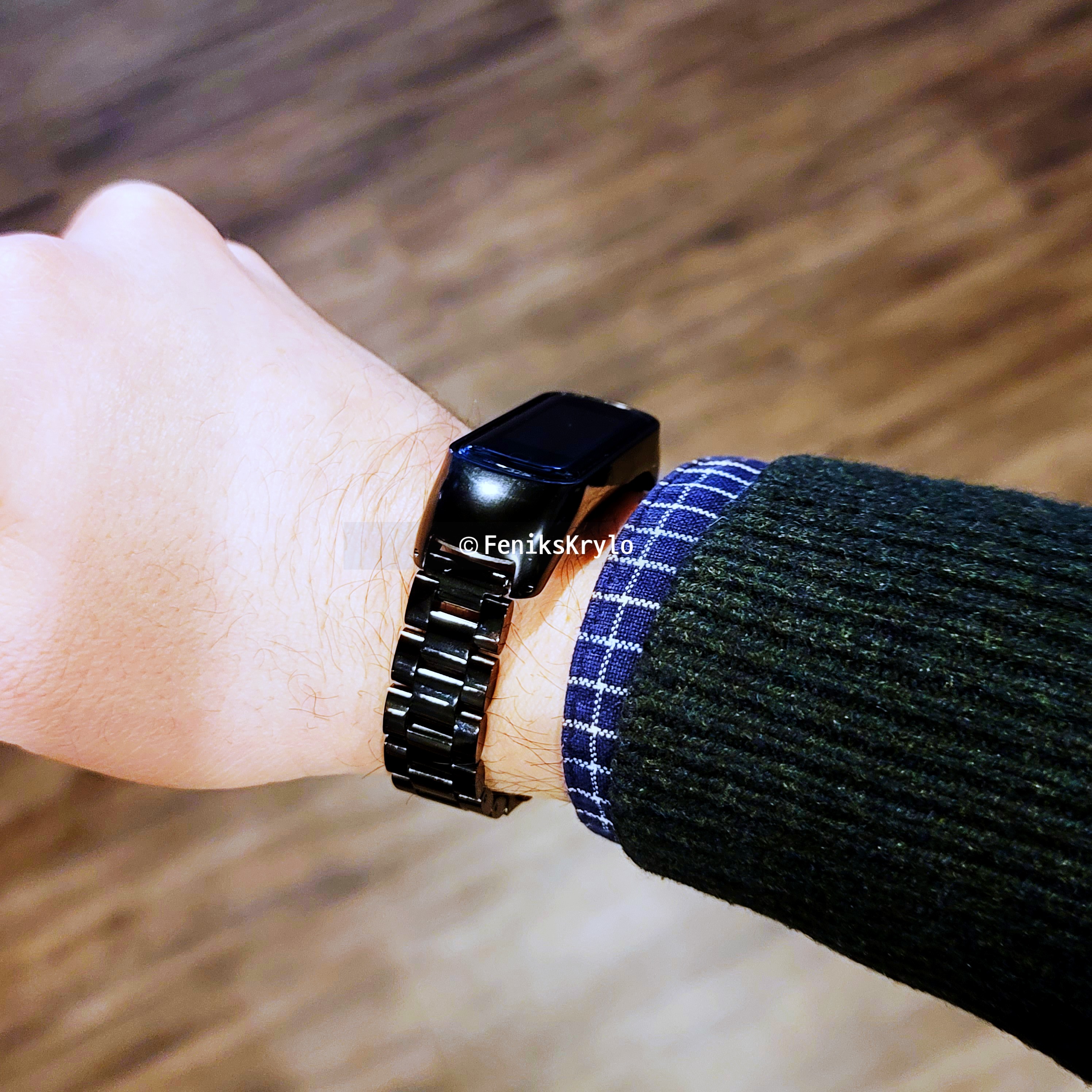 블랙-메탈-스트랩으로-교체한-갤럭시-핏2를-착용한-모습이다.