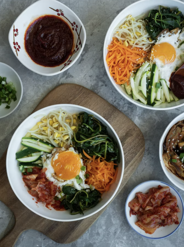 제철 식재료로 차리는 1인 한식 반상 차림표-계절 나물, 된장국, 장아찌 등을 활용한 간편 집밥 세팅 가이드