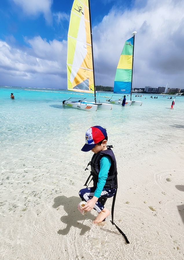 앞쪽으로는 패들보트와 윈드서핑하는구역 뒤쪽으로는 스노우쿨링하는 곳으로 나뉜 해변