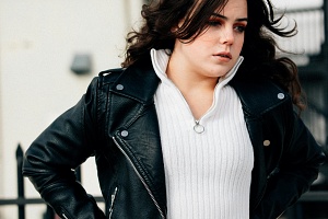 여자 연예인 꿈해몽 - 나란히 누워 자는 꿈 해석