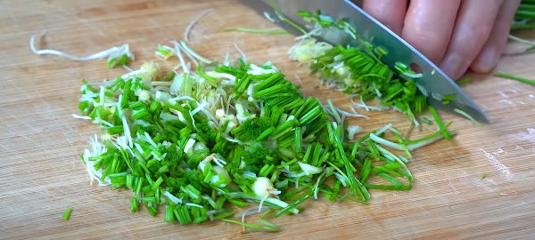 달래 손질하는 모습