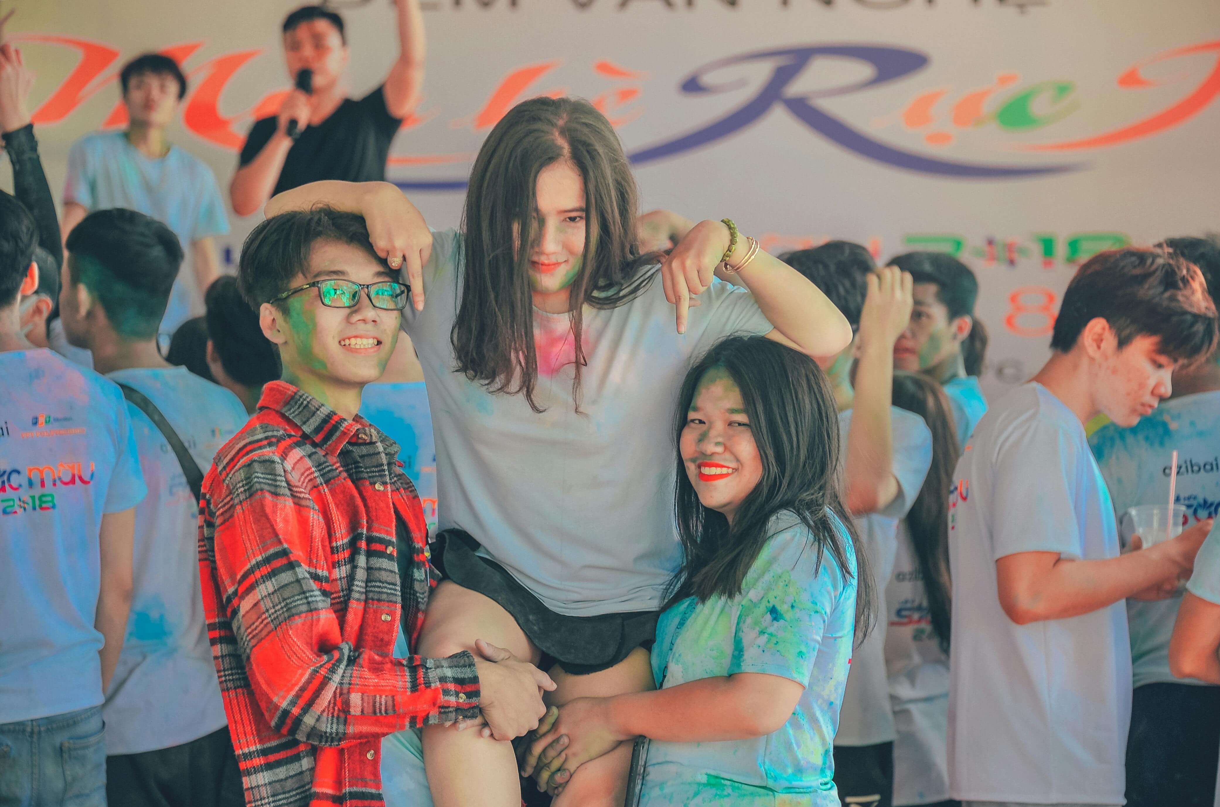 청년들이 예술축제를 즐기는 모습