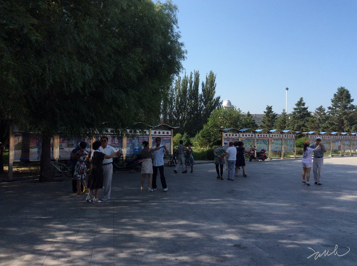 사교춤을 추는 퉁랴로 시민들( 한국 같으면 츰바람 났다고 난리나겠지만, 중국은 전국 어느 공원에서든 흔히 볼 수 있다. )