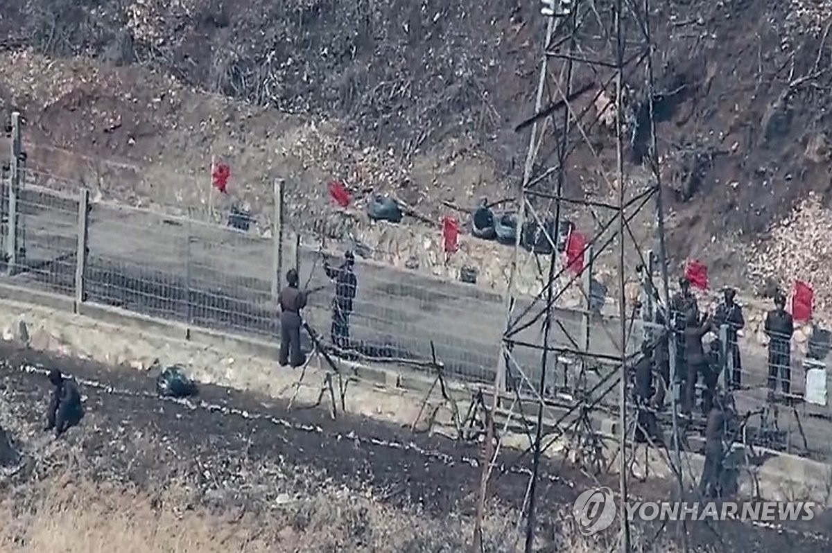 북한, 동부전선 철책 상하단 보수
(서울=연합뉴스) 합참은 최근 북한군 활동자료를 27일 공개했다. 사진은 동부전선 철책 상하단 보수하는 모습. 2025.3.27 [합참 제공. 재판매 및 DB 금지] photo@yna.co.kr