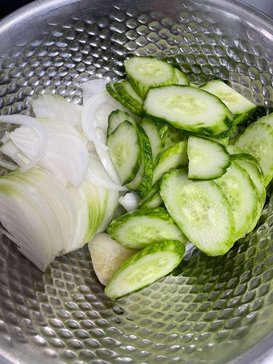 오이와 양파 채썰기