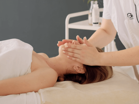 피부-관리-받는-여자