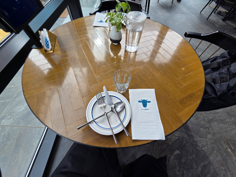 테이블 위에 포크 나이프가 있다.