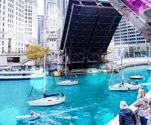 강이 흐르는 시카고 도시풍경