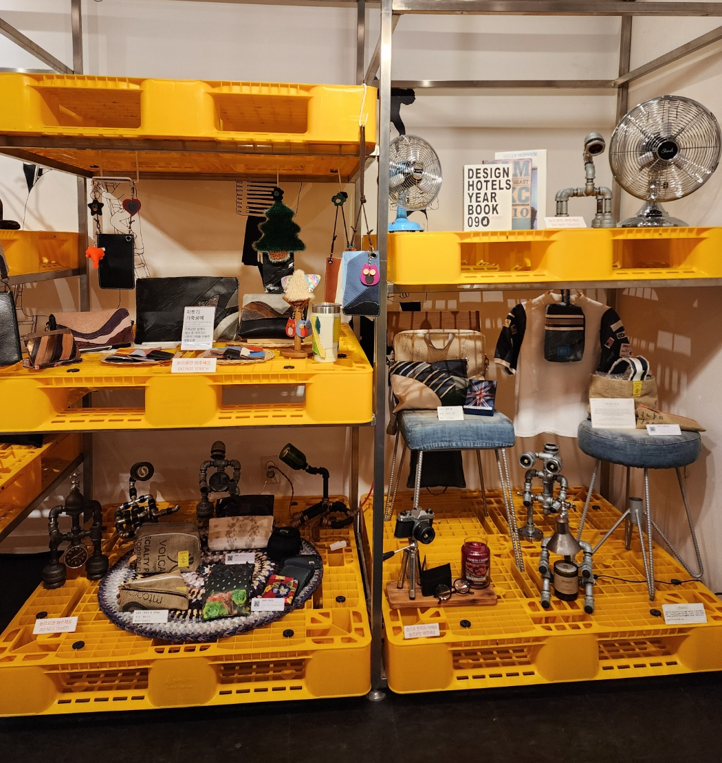 청바지와 양말 배수관등으로 다양한 업사이클제품들을 만들어 팔아요