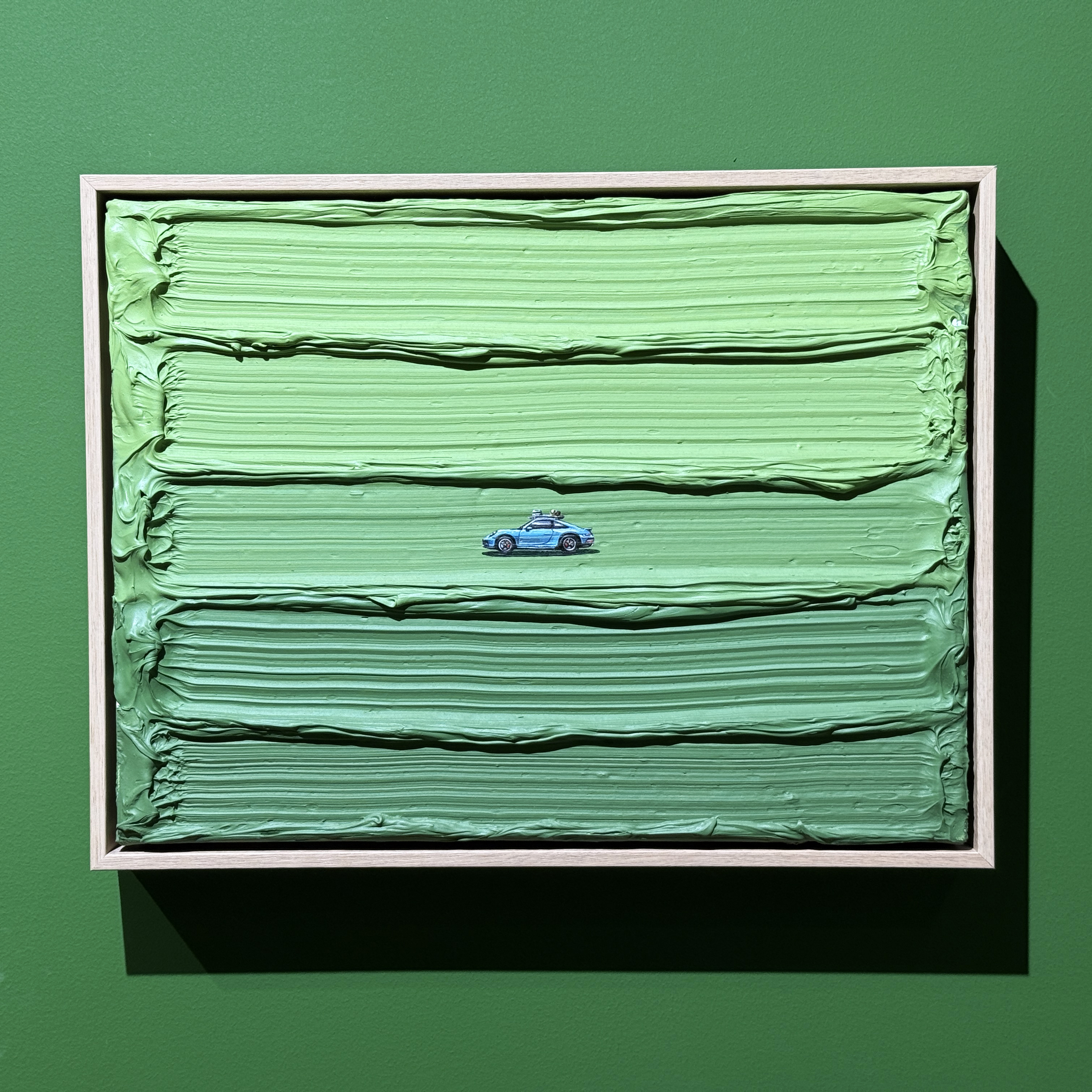 두껍게 발린 연두색 물감의 수평적 레이어로 구성된 작품이다. 균일한 녹색 배경의 중앙에는 파란색 미니어처 자동차(포르쉐로 보임)가 하나 그려져 있다. 거대한 녹색 질감의 배경과 작은 자동차의 대비가 극명하게 드러나며, 거친 물감 텍스처와 정교한 디테일의 대비가 작가의 독특한 스타일을 보여준다.