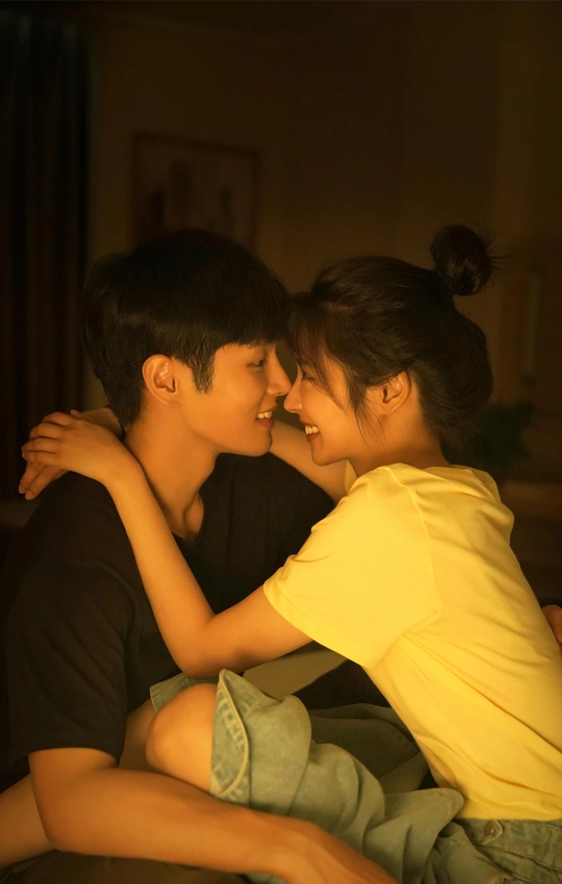 서로 마주 포옹하고 있는 영화 우견니의 한 장면