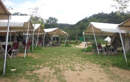 글램핑 텐트 전경