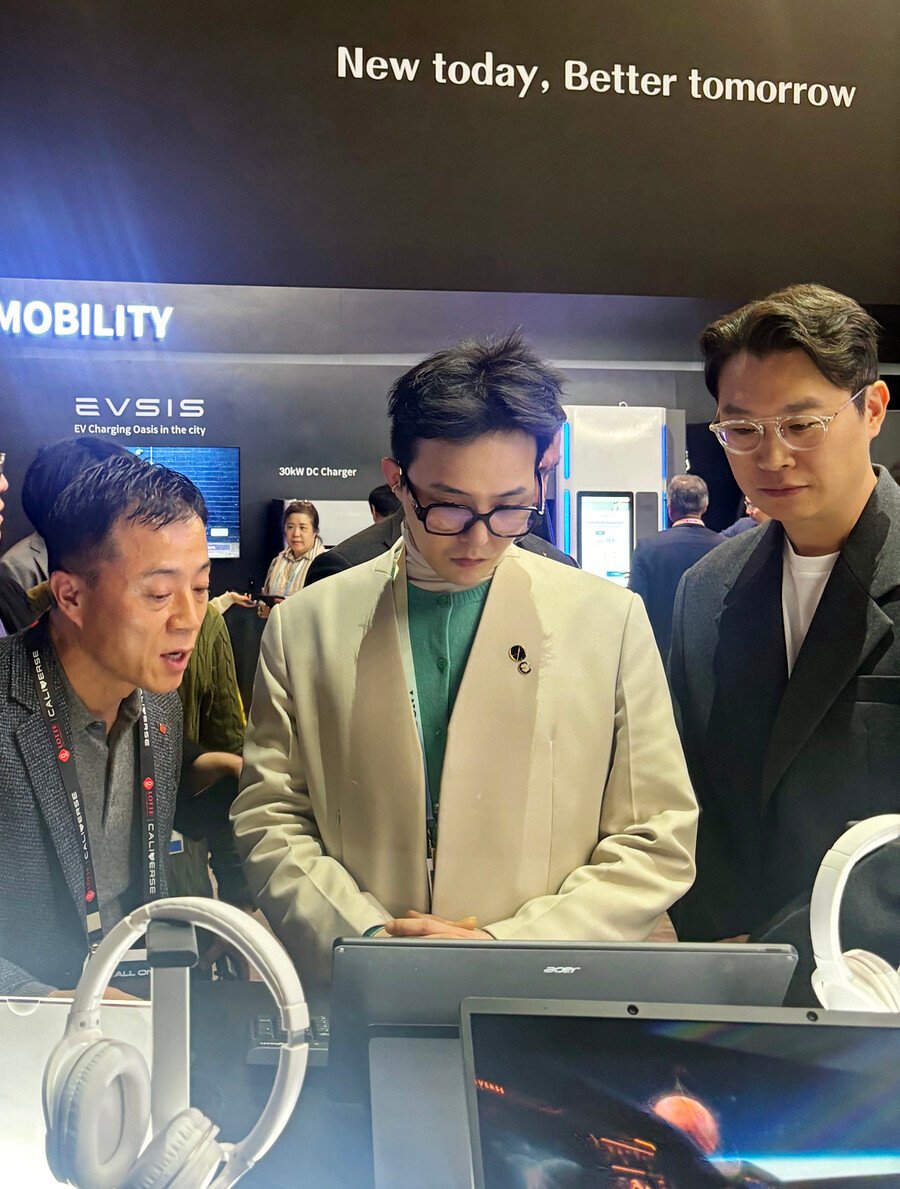 가수 지드래곤이 CES 2024에 참석했다