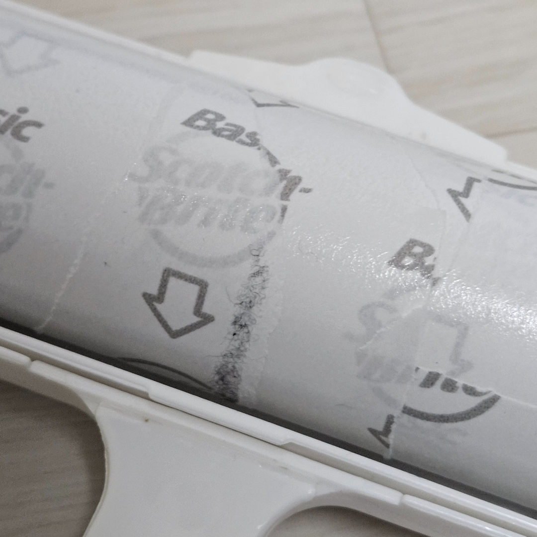 직선형 롤클리너 사용 후 제대로 뜯기지 않고 찢어진 절취선 모습 1