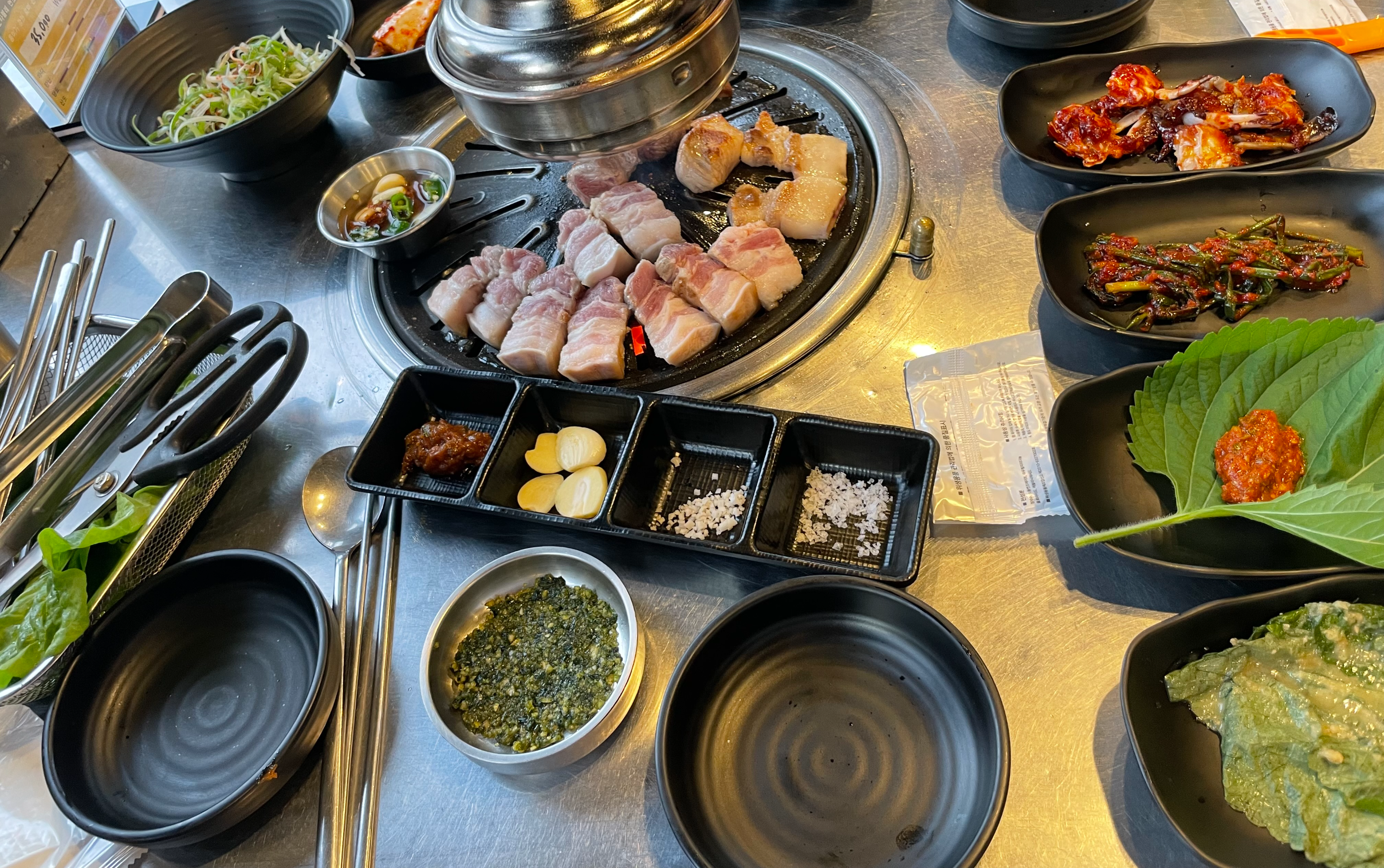 로즈마리, 말돈 소금부터 멸치살젓, 멜젓, 바질 마늘 소스까지 한 상에 나온 곁들임