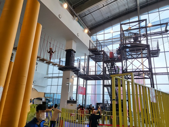 무서운 놀이시설 체험 중인 아이