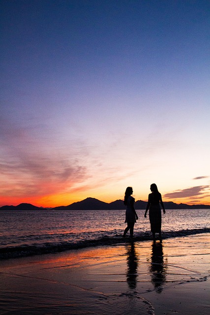 노을 보는 연인 사진