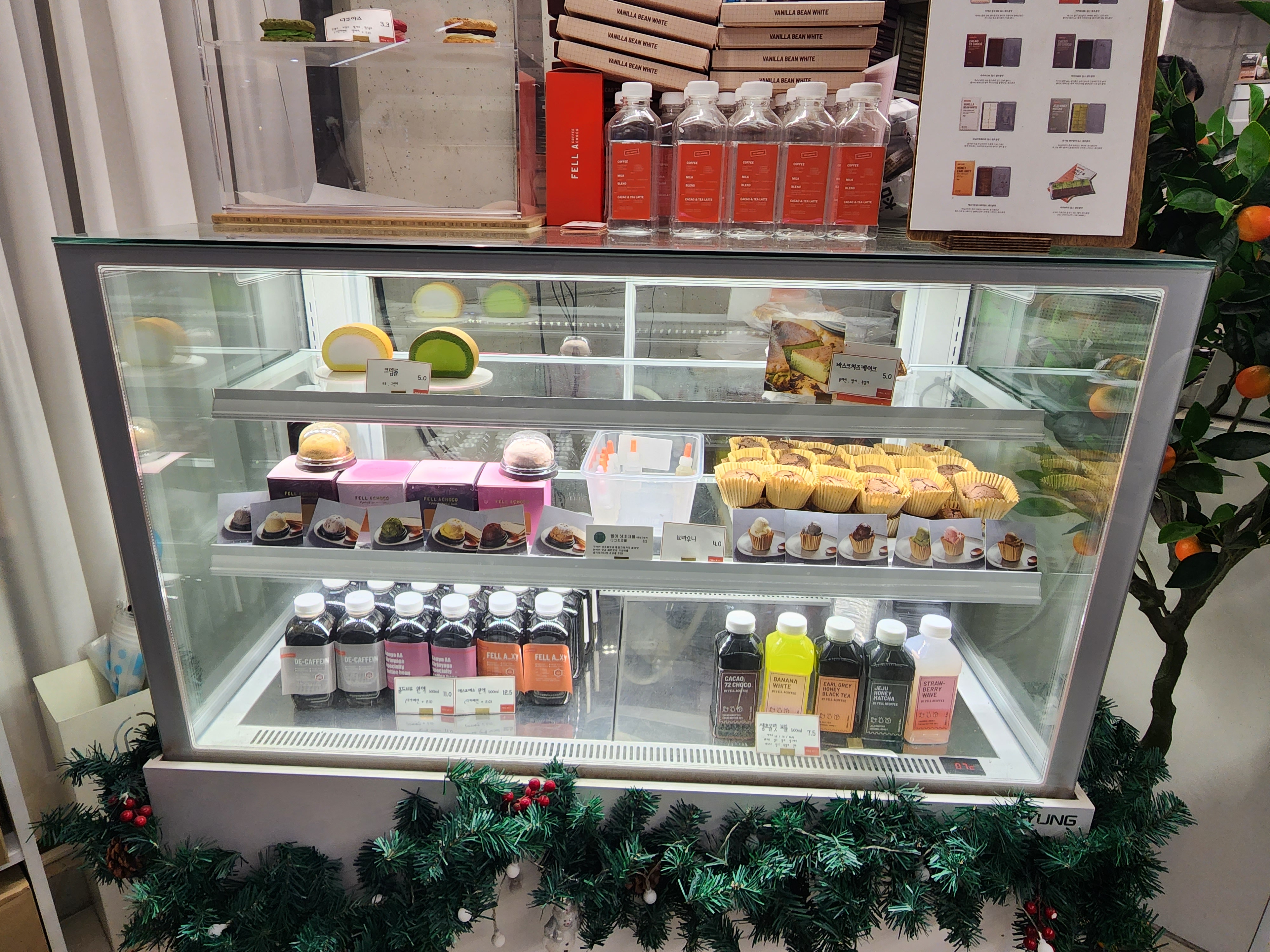 펠어커피 카페 디저트 쇼케이스