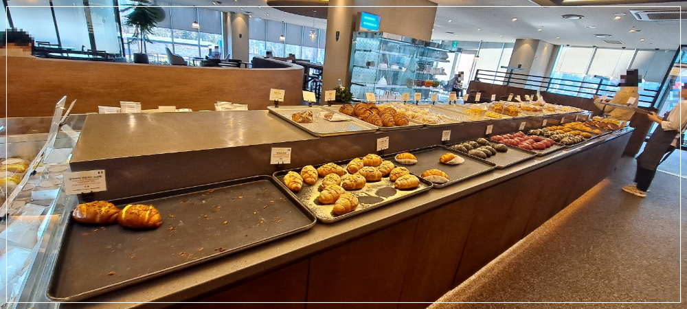 노아스로스팅-을지병원점-빵-진열대