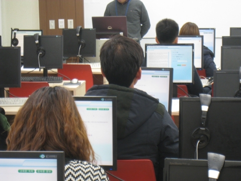 컴퓨터활용능력 시험을 준비 중인 사람들