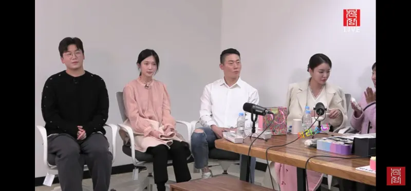 나는 솔로 17기 라방 장면. 왼쪽부터 광수&#44; 옥순&#44; 영수&#44; 영숙.