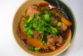 접시안에 고기와 국물이 들어가 있다